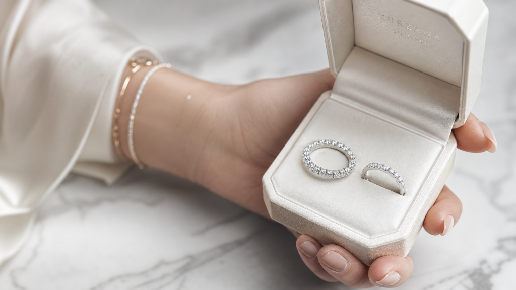 Alliance femme diamant : tour complet et demi-tour