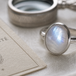 Bague pierre de lune véritable : adularescence, gros plan