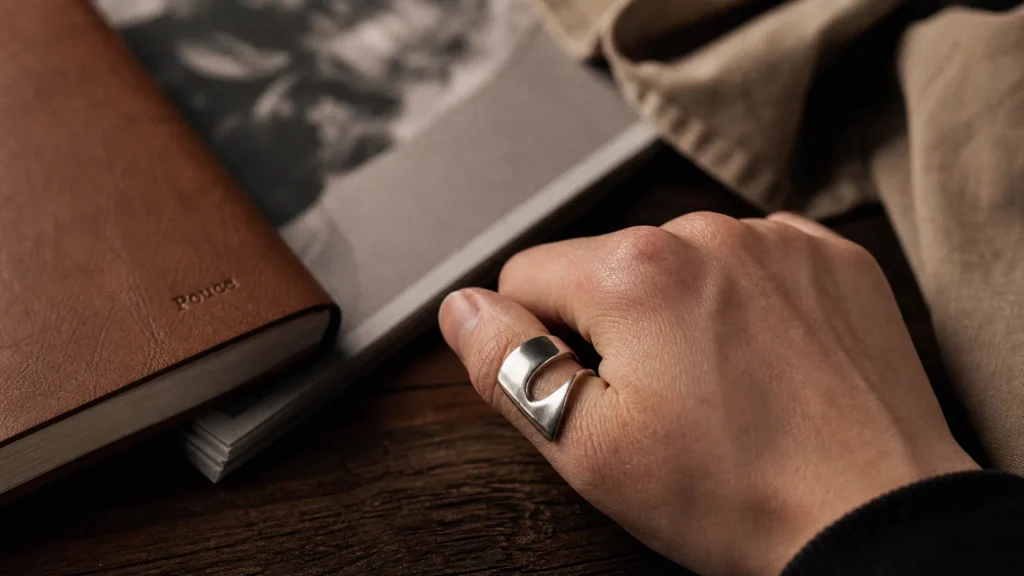 Bague sur le pouce signification : main au pouce, bijou minimaliste