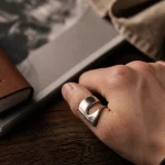 Bague sur le pouce signification : main au pouce, bijou minimaliste