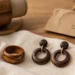 Bijoux en bois : bague et boucles en bois sur lin crème