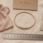 Bracelet rose or jonc diamant, photo à plat.