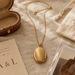 Collier medaillon : photo et gravure, chaîne ajustable