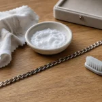 Comment nettoyer bijoux argent au bicarbonate : brosse et chiffon pour polir l’argent