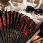 Eventaille espagnole ouverte, motif floral rouge et noir