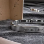 Jonc personnalisé en acier inoxydable avec gravure Prénom + date sur velours gris