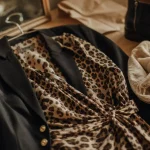 Léopard mode : robe léopard chic sur blazer noir, style éditorial