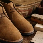 Matière daim : boots en daim brun et brosse à daim pour entretien