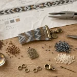 Perles et accessoires pour fabriquer des bijoux : apprêts et cabochon sur table en bois