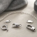 Types de fermoir collier : mousqueton, toggle, magnétique, macro fermoirs métalliques