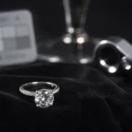 Zircone cubique : bague sertie d’une pierre transparente sur velours noir