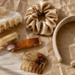 Accessoires pour cheveux : pince crabe, barrettes et chouchou sur table