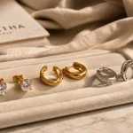 Boucles d oreilles Agatha : puces et mini créoles sur présentoir velours
