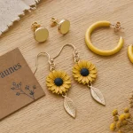 Boucles d oreilles jaunes : clous, créoles et pendantes sur fond bois