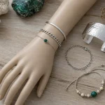 Bracelets femme : jonc, chaîne et manchette sur table