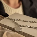 Colliers Guess femme : collier cœur doré et argenté, tenue sublimée