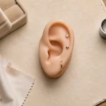 Composition boucles d oreilles 3 trous : mini créoles dorées et puces argent