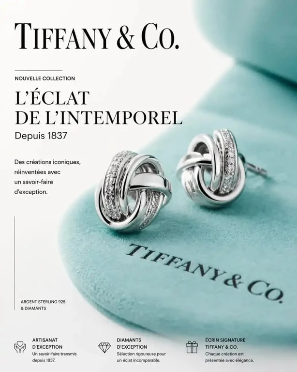 Boucles d'oreilles Tiffany en argent et diamants sur fond bleu iconique
