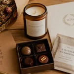 Idées cadeaux belle mère : bougie, chocolats et tisanes sur table