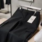 Pantalon cargo femme noir à taille haute, coupe droite, poches latérales visibles
