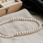 Perles collier nacre sur lin ivoire, chaîne argentée