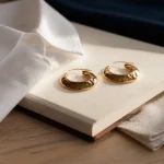 Boucles d oreilles gas bijoux : créoles plaquées or martelées, gros plan
