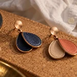 Boucles d oreilles georgettes cuir réversible bleu et beige, gros plan