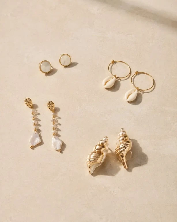 Boucles d’oreilles coquillages en nacre, créoles, pendantes et finition dorée