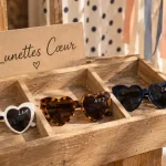 Lunettes de soleil coeur blanche, noire écaille et bleue sur photobooth de mariage