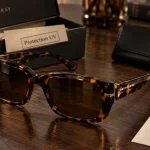 Lunettes de soleil Dolce et Gabbana : monture élégante, protection UV, détail strass doré